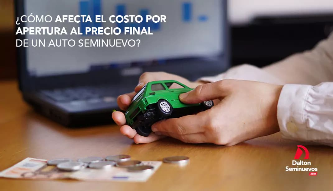 ¿Cómo afecta el costo por apertura al precio final de un auto seminuevo?